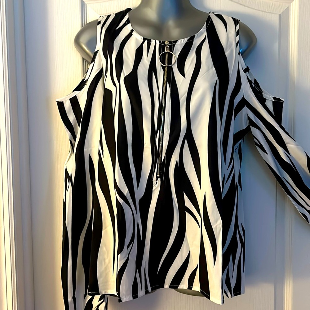 BEYOND MOVEMENT BLACK AND WHITE SHIRT W/ CUT OUT SLEEVE SIZE M